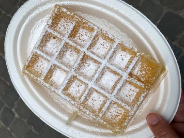 Belçika 'nın Brüksel şehrinde bir adam Waffle (Gaufre) tutuyor..