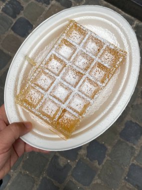 Belçika 'nın Brüksel şehrinde bir adam Waffle (Gaufre) tutuyor..