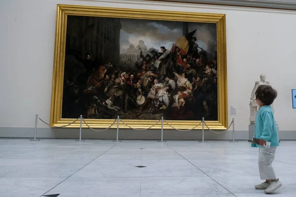Yüz maskesi takan bir ziyaretçi, koronavirüsün yayılmasını önlemek için 19 Mayıs 2020 'de Brüksel, Belçika' daki Royal Museum of Fine Arts 'a bir gezi düzenler..