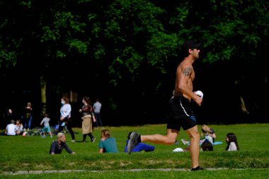 17 Mayıs 2020 'de Brüksel' deki halk parkında koşan bir adam