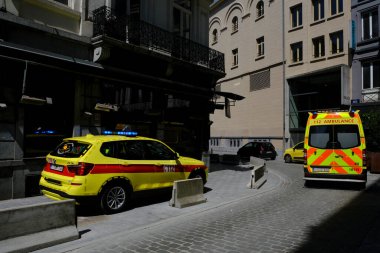 Belçika 'nın başkenti Brüksel' de 18 Mayıs 2020 'de Covid-19' un yayılmasını önlemek için kısmi tecrit sırasında bir Acil Durum Ambulansı