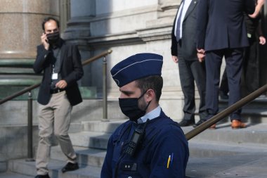 Belçika 'nın başkenti Brüksel' de 19 Mayıs 2020 'de yaşanan koronavirüs krizinin ilk gününde Belçika Kraliyet Güzel Sanatlar Müzesi' nin önündeki bölgeyi güvenlik altına alan bir polis memuru görülüyor..