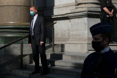 Belçika 'nın başkenti Brüksel' de 19 Mayıs 2020 'de yaşanan koronavirüs krizinin ilk gününde Belçika Kraliyet Güzel Sanatlar Müzesi' nin önündeki bölgeyi güvenlik altına alan bir polis memuru görülüyor..