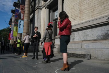 Belçika 'nın başkenti Brüksel' de 19 Mayıs 2020 'de yaşanan koronavirüs krizi sırasında Belçika Kraliyet Güzel Sanatlar Müzesi' ne gelen ilk ziyaretçi kuyruğu.
