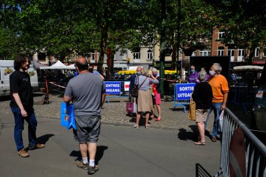 Tüketiciler, 18 Mayıs 2020 'de Belçika' nın Brüksel kentinde, Coronavirus (COVID-19).