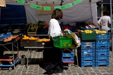 Tüketiciler, 18 Mayıs 2020 'de Belçika' nın Brüksel kentinde, Coronavirus (COVID-19).
