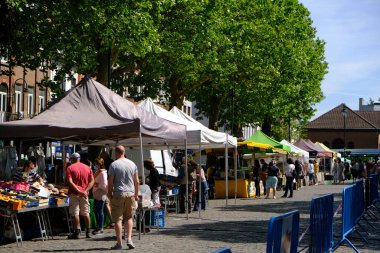 Tüketiciler, 18 Mayıs 2020 'de Belçika' nın Brüksel kentinde, Coronavirus (COVID-19).