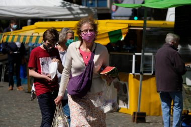 Tüketiciler, 18 Mayıs 2020 'de Belçika' nın Brüksel kentinde, Coronavirus (COVID-19).