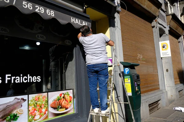 Hombre Limpia Fachada Restaurante Bruselas Bélgica Mayo 2020 Bélgica Planea — Foto de Stock