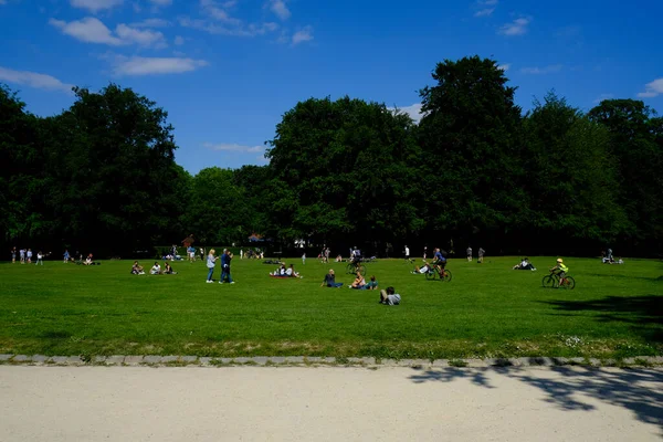 Mensen Genieten Van Zon Het Stadspark Bois Cambre Brussel België — Stockfoto
