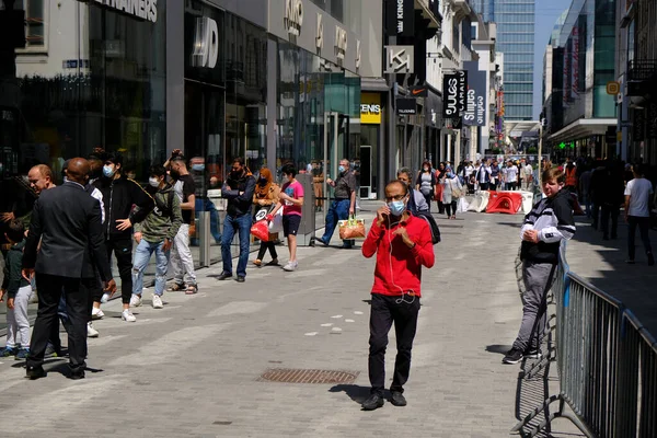 Mensen Met Gezichtsmaskers Lopen Mee Commerciële Straat Tijdens Een Geleidelijke — Stockfoto