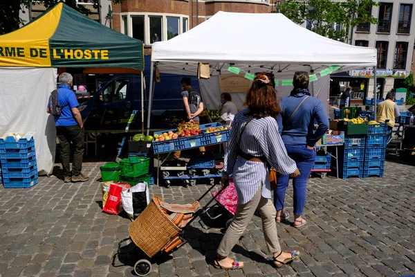 Consumers Walk Open Air Market Display Sell Brussels Belgium May — Stock Photo, Image