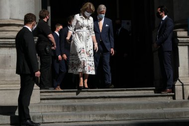 Kraliçe Mathilde ve Kral Philippe, Belçika 'nın başkenti Brüksel' de 19 Mayıs 2020 'de yaşanan koronavirüs krizinin ilk gününde Royal Museum of Fine Arts' ın açılışında yüz maskesi takıyorlar..