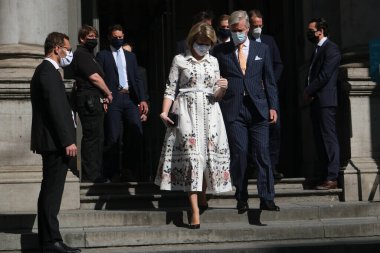 Kraliçe Mathilde ve Kral Philippe, Belçika 'nın başkenti Brüksel' de 19 Mayıs 2020 'de yaşanan koronavirüs krizinin ilk gününde Royal Museum of Fine Arts' ın açılışında yüz maskesi takıyorlar..