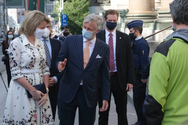 Reina Mathilde Rey Felipe Llevan Máscaras Faciales Durante Una Visita — Foto de Stock