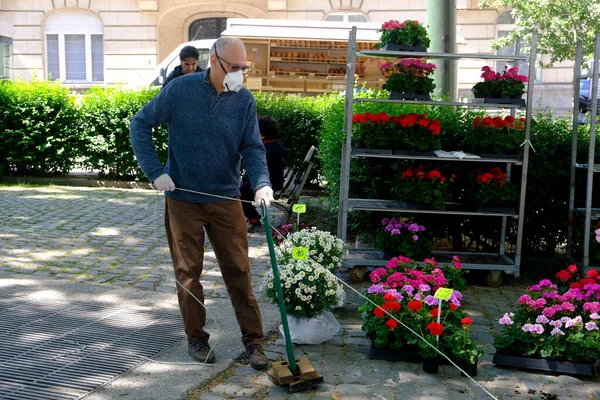 Vendeur Fleurs Sur Marché Plein Air Bruxelles Belgique Mai 2020 — Photo