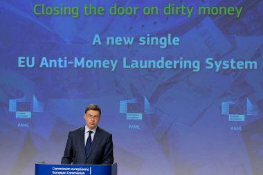 Ekonomiden sorumlu Avrupa Komisyonu Üyesi Valdis Dombrovskis, 7 Mayıs 2020 'de Brüksel, Belçika' da para aklama ve terör finansmanıyla mücadele komisyonları hakkında basın toplantısı düzenledi..