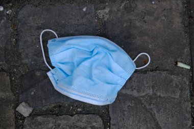8 Mayıs 2020 'de Brüksel, Belçika' da bir cerrahi maske.