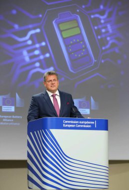 Avrupa Komisyonu Başkan Yardımcısı Maros SEFCOVIC 'in 19 Mayıs 2020' de Brüksel, Belçika 'daki AB Batarya İttifakı üyeleriyle yaptığı toplantı sonrasında basın toplantısı düzenledi.
