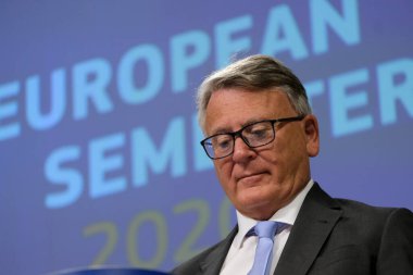 Genel Başkan Yardımcısı Valdis DOMBROVSKIS, Komisyon Üyeleri Nicolas SCHMIT ve Paolo GENTILONI 'nin 20 Mayıs 2020' de Brüksel, Belçika 'daki Avrupa Sömestri Bahar Paketi konulu basın toplantısı