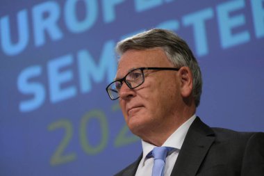 Genel Başkan Yardımcısı Valdis DOMBROVSKIS, Komisyon Üyeleri Nicolas SCHMIT ve Paolo GENTILONI 'nin 20 Mayıs 2020' de Brüksel, Belçika 'daki Avrupa Sömestri Bahar Paketi konulu basın toplantısı