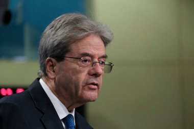 Genel Başkan Yardımcısı Valdis DOMBROVSKIS, Komisyon Üyeleri Nicolas SCHMIT ve Paolo GENTILONI 'nin 20 Mayıs 2020' de Brüksel, Belçika 'daki Avrupa Sömestri Bahar Paketi konulu basın toplantısı