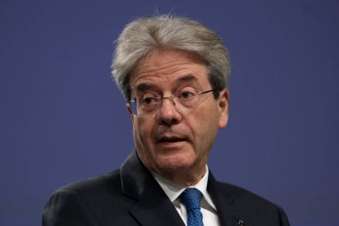 Genel Başkan Yardımcısı Valdis DOMBROVSKIS, Komisyon Üyeleri Nicolas SCHMIT ve Paolo GENTILONI 'nin 20 Mayıs 2020' de Brüksel, Belçika 'daki Avrupa Sömestri Bahar Paketi konulu basın toplantısı