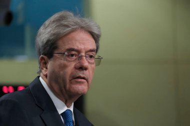 Genel Başkan Yardımcısı Valdis DOMBROVSKIS, Komisyon Üyeleri Nicolas SCHMIT ve Paolo GENTILONI 'nin 20 Mayıs 2020' de Brüksel, Belçika 'daki Avrupa Sömestri Bahar Paketi konulu basın toplantısı