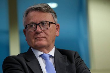 Genel Başkan Yardımcısı Valdis DOMBROVSKIS, Komisyon Üyeleri Nicolas SCHMIT ve Paolo GENTILONI 'nin 20 Mayıs 2020' de Brüksel, Belçika 'daki Avrupa Sömestri Bahar Paketi konulu basın toplantısı