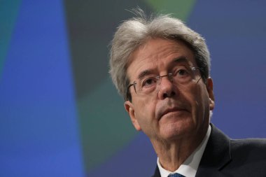 Genel Başkan Yardımcısı Valdis DOMBROVSKIS, Komisyon Üyeleri Nicolas SCHMIT ve Paolo GENTILONI 'nin 20 Mayıs 2020' de Brüksel, Belçika 'daki Avrupa Sömestri Bahar Paketi konulu basın toplantısı