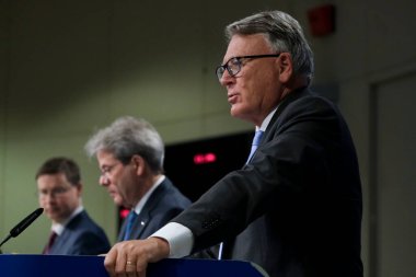 Genel Başkan Yardımcısı Valdis DOMBROVSKIS, Komisyon Üyeleri Nicolas SCHMIT ve Paolo GENTILONI 'nin 20 Mayıs 2020' de Brüksel, Belçika 'daki Avrupa Sömestri Bahar Paketi konulu basın toplantısı