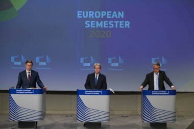 Genel Başkan Yardımcısı Valdis DOMBROVSKIS, Komisyon Üyeleri Nicolas SCHMIT ve Paolo GENTILONI 'nin 20 Mayıs 2020' de Brüksel, Belçika 'daki Avrupa Sömestri Bahar Paketi konulu basın toplantısı