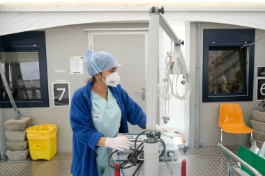 5 Mayıs 2020 'de Belçika' da, Liege Üniversite Hastanesi 'nin triyajında Coronavirus belirtileri gösteren çok az hasta ile tıbbi personel çalışmaktadır..