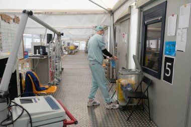 5 Mayıs 2020 'de Belçika' da, Liege Üniversite Hastanesi 'nin triyajında Coronavirus belirtileri gösteren çok az hasta ile tıbbi personel çalışmaktadır..