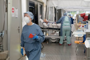 5 Mayıs 2020 'de Belçika' da, Liege Üniversite Hastanesi 'nin triyajında Coronavirus belirtileri gösteren çok az hasta ile tıbbi personel çalışmaktadır..