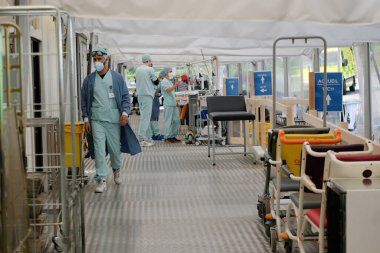 5 Mayıs 2020 'de Belçika' da, Liege Üniversite Hastanesi 'nin triyajında Coronavirus belirtileri gösteren çok az hasta ile tıbbi personel çalışmaktadır..