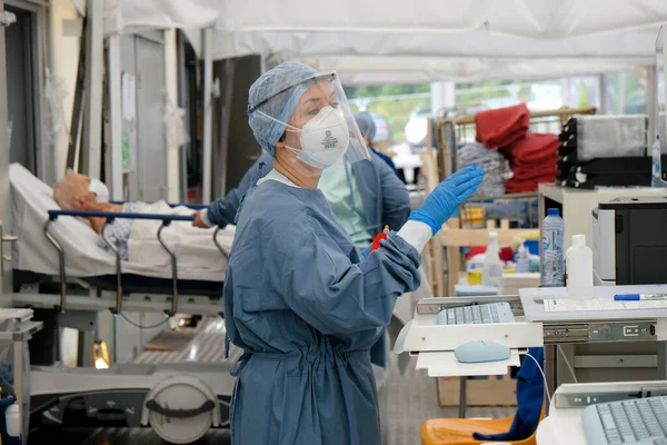 2020年5月5日にベルギーのコロナウイルスの疑いがある患者数が少ないリエージュ大学病院のトリアージで医療スタッフが働く — ストック写真