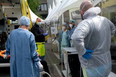 Belçika 'daki Liege Üniversitesi Hastanesi' ne 5 Mayıs 2020 'de COVID-19 semptomlarının tedavisi için ambulansla gelen bir hasta görülüyor..