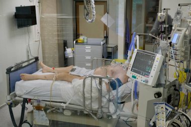 Bir hasta, 5 Mayıs 2020 'de Liege, Belçika' daki CHU de Liege hastanesinde Coronavirus hastalığı (COVID-19) için yoğun bakım ünitesinde görülmektedir..