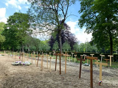 Belçika 'daki Brüksel Mezarlığı' nda 13 Mayıs 2020 'de mezarlar. Belçika yetkilileri, hükümet koronavirüsü kapattıktan sonra mezarlıkları yeniden açtılar.