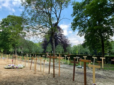 Belçika 'daki Brüksel Mezarlığı' nda 13 Mayıs 2020 'de mezarlar. Belçika yetkilileri, hükümet koronavirüsü kapattıktan sonra mezarlıkları yeniden açtılar.