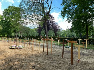 Belçika 'daki Brüksel Mezarlığı' nda 13 Mayıs 2020 'de mezarlar. Belçika yetkilileri, hükümet koronavirüsü kapattıktan sonra mezarlıkları yeniden açtılar.