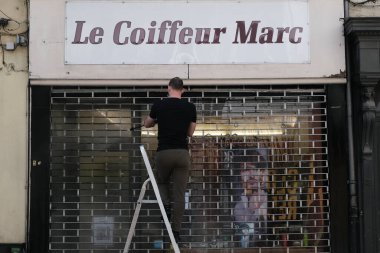 Kuaför çalışanları 15 Mayıs 2020 'de Brüksel, Belçika' da yeniden açılmadan önce son ayarlamaları yaparlar..