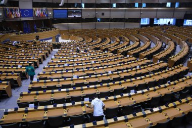 Temizleme ekibinin üyeleri 13 Mayıs 2020 'de Brüksel, Belçika' da yapılacak Avrupa Parlamentosu genel kurul toplantısına kadar hemicycle 'u temizleyecekler..