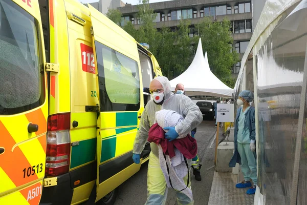 Paciente Llega Ambulancia Para Tratamiento Los Síntomas Covid Hospital Universitario —  Fotos de Stock