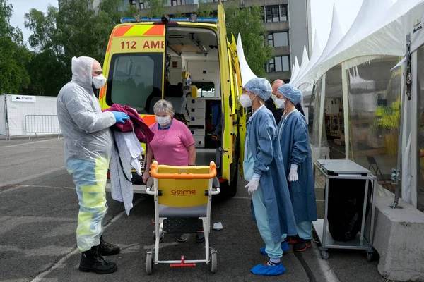 Patient Arrive Ambulance Pour Traitement Des Symptômes Covid Hôpital Universitaire — Photo