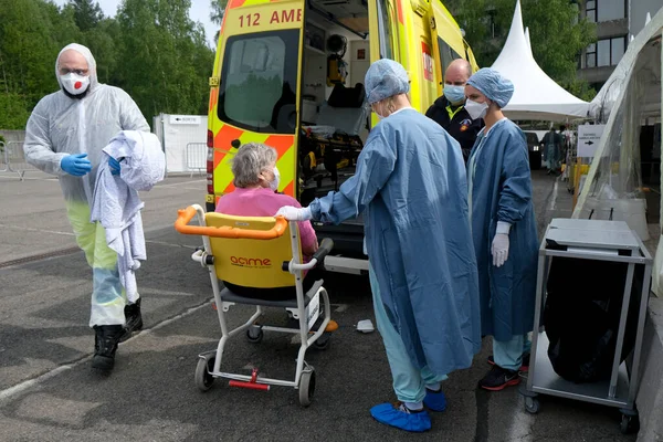 Ein Patient Kommt Mai 2020 Mit Einem Krankenwagen Zur Behandlung — Stockfoto