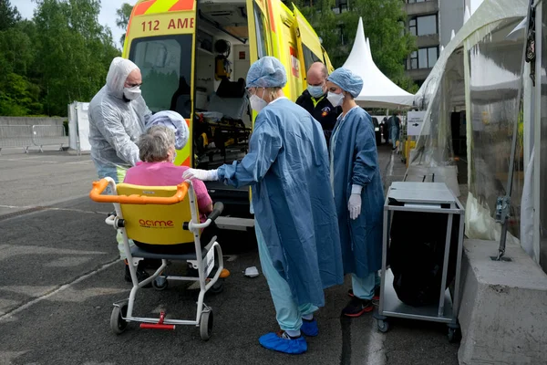 Patient Arrive Ambulance Pour Traitement Des Symptômes Covid Hôpital Universitaire — Photo