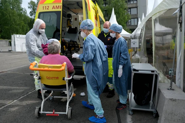 Patient Arrive Ambulance Pour Traitement Des Symptômes Covid Hôpital Universitaire — Photo