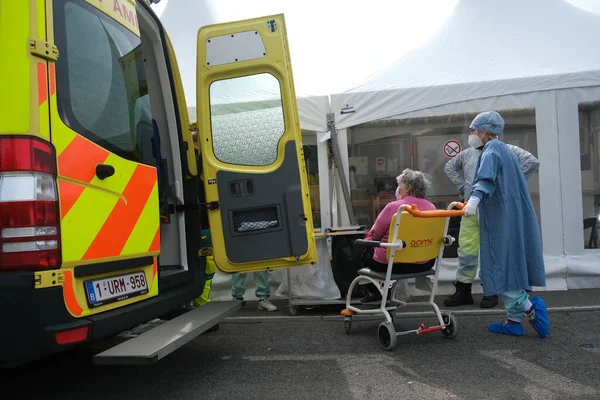 Ein Patient Kommt Mai 2020 Mit Einem Krankenwagen Zur Behandlung — Stockfoto